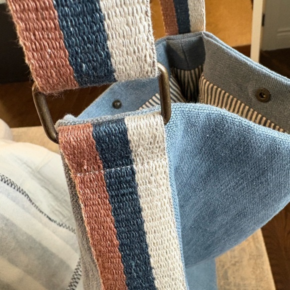 NEW!! Sarah Baeumler Denim-Look Crossbody from the Quinn Collection - 100% Linen - Picture 6 of 12